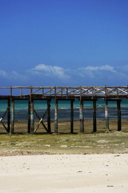 Tahta iskele ve Zanzibar Hapishanesi 'nin turkuaz suları. Tanzanya 'nın Changuu Adası' nın tropikal sahili. Hint Okyanusu ve yaz tatili kavramını temizle. Tanzanya 'da güneşli bir gün.