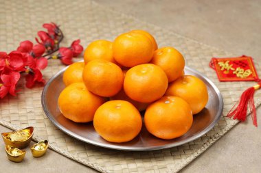 Tabakta taze mandalina ve Çin Yeni Yıl süsleri sergileniyor..