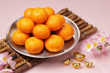 Mandalina, altın külçeler, orkide... Pembe renkte Ay 'ın yeni yılını simgeliyor..