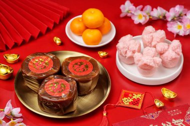 Geleneksel Çin Yeni Yıl Yemekleri düzenleme, kırmızı arka planda süslemeler.