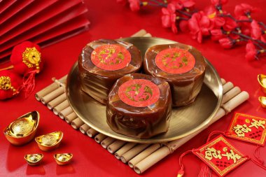 Geleneksel Nian gao kekleri, altın külçeler, şenlikli kırmızı süslemeler.