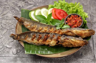 Soslu ve sebzeli ızgara balık.
