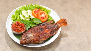 Soslu ve sebzeli ızgara balık.