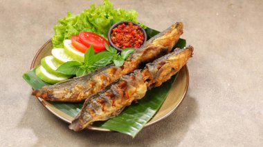 Soslu ve sebzeli ızgara balık.