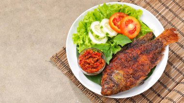 Ikan Bakar. Izgara balık ızgara ya da ateşte kızartılmış ya da közlenmiş bir balık tabağıdır..