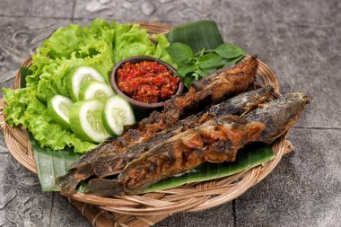 Soslu ve sebzeli ızgara balık.