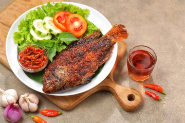 Ikan Bakar. Izgara balık ızgara ya da ateşte kızartılmış ya da közlenmiş bir balık tabağıdır..