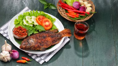 Ikan Bakar. Izgara balık ızgara ya da ateşte kızartılmış ya da közlenmiş bir balık tabağıdır..