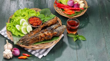 Soslu ve sebzeli ızgara balık.