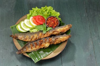 Soslu ve sebzeli ızgara balık.