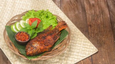 Ikan Bakar. Izgara balık ızgara ya da ateşte kızartılmış ya da közlenmiş bir balık tabağıdır..