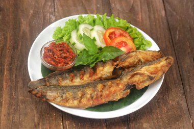 Soslu ve sebzeli ızgara balık.