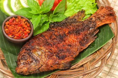 Ikan Bakar. Izgara balık ızgara ya da ateşte kızartılmış ya da közlenmiş bir balık tabağıdır..