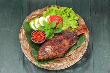 Ikan Bakar. Izgara balık ızgara ya da ateşte kızartılmış ya da közlenmiş bir balık tabağıdır..