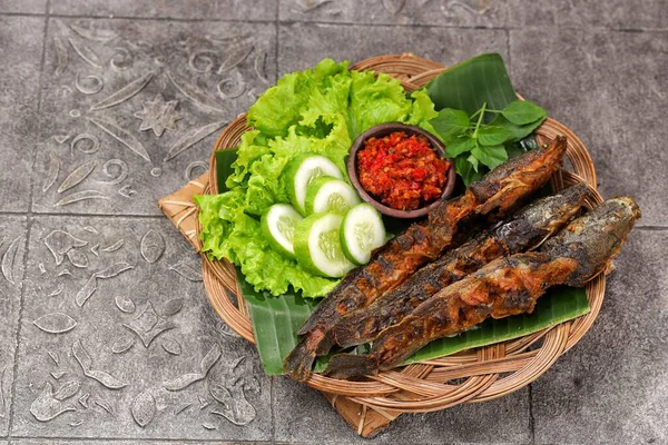 Soslu ve sebzeli ızgara balık.