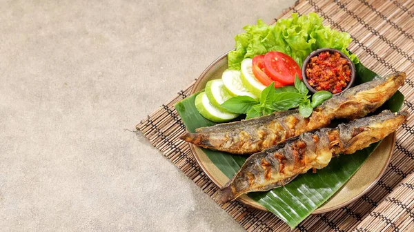 Soslu ve sebzeli ızgara balık.