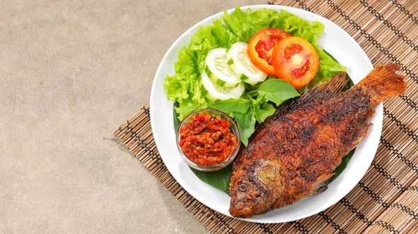 Ikan Bakar. Izgara balık ızgara ya da ateşte kızartılmış ya da közlenmiş bir balık tabağıdır..