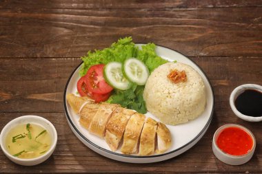 Singapur ve Malezya 'da yaygın olarak bulunan Çin usulü tavuklu pilav. Nasi hainan
