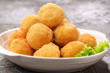 Peynirli kızarmış toplar.