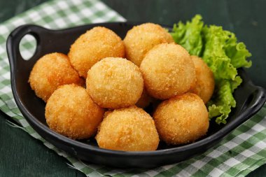 Peynirli kızarmış toplar.