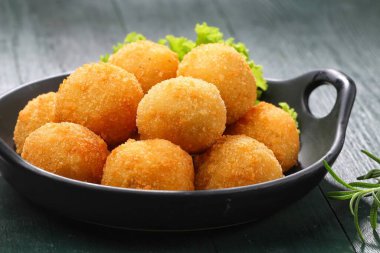 Peynirli kızarmış toplar.