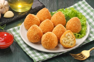 Marul yapraklarıyla hazırlanmış bir tabak altın kızartma..