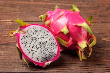 Taze ejderha meyvesi masada.