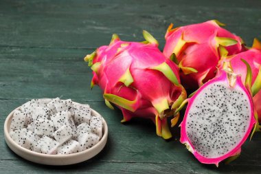 Taze ejderha meyvesi masada.