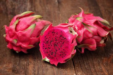 Taze ejderha meyvesi masada.