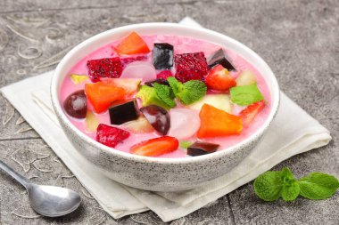 Sop buah ya da Es buah. Meyve çorbası, Ramazan ayında Takjil iftar için çok popüler olan meyveleri ana malzeme olarak kullanan bir çorbadır..