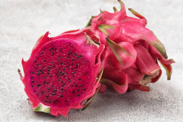 Taze ejderha meyvesi masada.