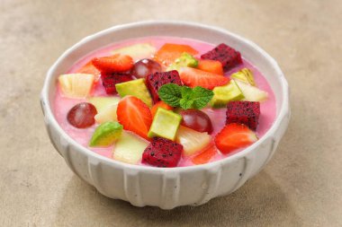 Sop buah ya da Es buah. Meyve çorbası, Ramazan ayında Takjil iftar için çok popüler olan meyveleri ana malzeme olarak kullanan bir çorbadır..