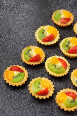 Meyveli turtalar, ekmekler ve kek ürünleri. Karakteristik çıtır çıtır, tuzlu ve tuzlu. Üstünde çeşitli meyveler var..