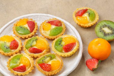 Meyveli turtalar, ekmekler ve kek ürünleri. Karakteristik çıtır çıtır, tuzlu ve tuzlu. Üstünde çeşitli meyveler var..