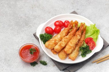 Soslu ve sebzeli kızarmış balık.