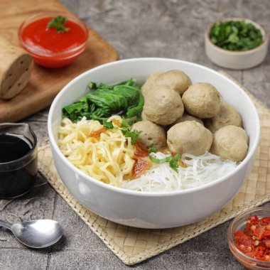 Köfteli ve otlu erişte çorbası..