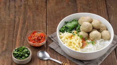 Köfteli ve otlu erişte çorbası..