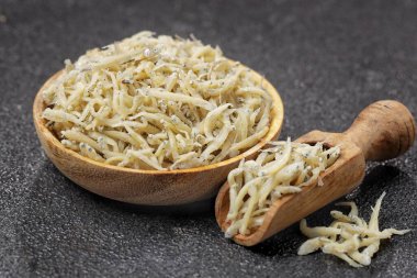 Küçük kurumuş balıkları kapat.