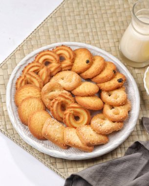 Çeşitli Danimarka kurabiyeleri tabakta, kapatın.