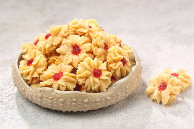Semprit mawar veya biskut semperit dahlia, Kurban Bayramı 'nda popüler olan geleneksel bir pastadır. Bu kurabiyeler gül şeklinde. Tereyağlı kurabiye
