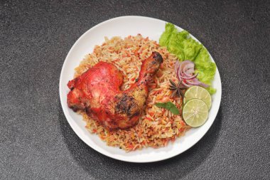 Mandi usulü ızgara tavuk veya Mandhi Rice Biryani Arapça