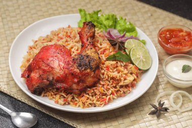 Mandi usulü ızgara tavuk veya Mandhi Rice Biryani Arapça
