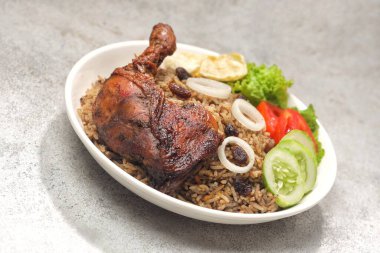 Nasi Kebuli ya da Kabuli Rice, kendine özgü aroması ve lezzetli tadı olan bir pirinç tabağıdır..