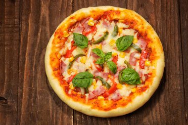 Lezzetli ev yapımı Margherita pizza ve malzemeler.