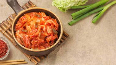 Kimçi ya da kimçi geleneksel Kore yemeği mayalanmış sebze turşusu.