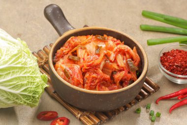 Kimçi ya da kimçi geleneksel Kore yemeği mayalanmış sebze turşusu.