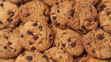 Beyaz arka planda izole edilmiş çikolatalı kurabiyeler