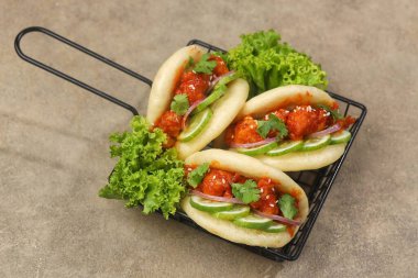 Asya yemekleri, baharatlı köfteli sandviçler.