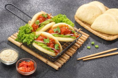 Asya yemekleri, baharatlı köfteli sandviçler.