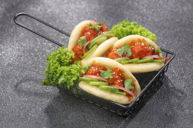 Asya yemekleri, baharatlı köfteli sandviçler.